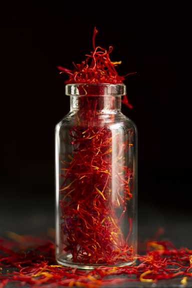 close up saffron still life arrangement2 979195 زعفران مهرکانیان